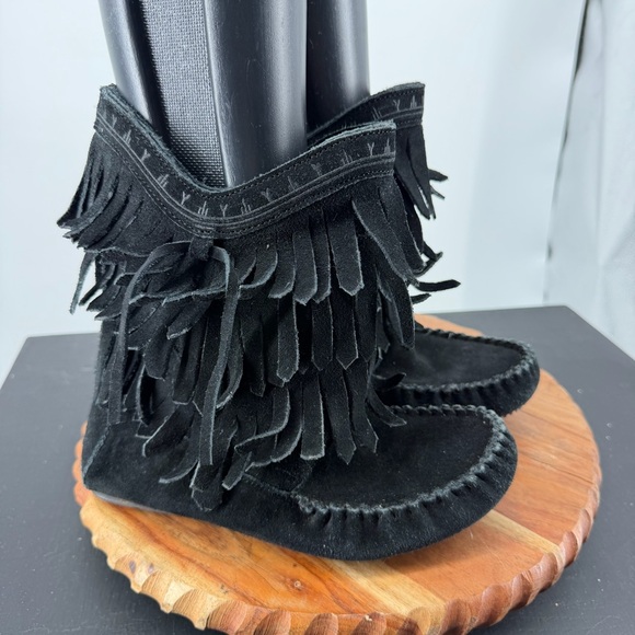 Manitobah Shoes - MANITOBAH Fringe Black Suede Women's Boots
moccasin dancer 9” sz 8